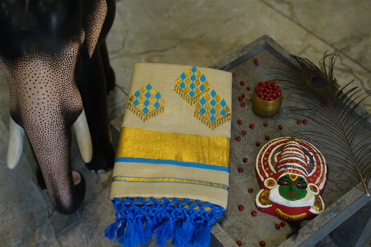 Royal_blue_Diamond_Kasavu_Saree