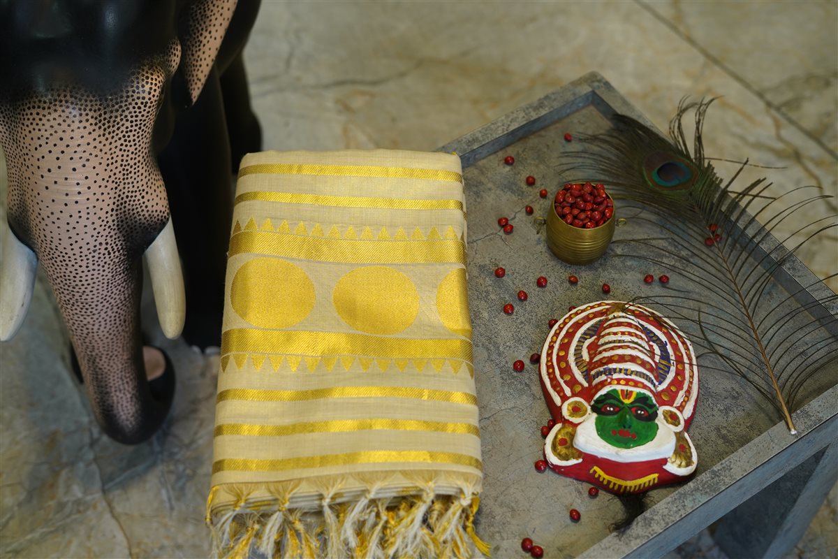 Swarna_Chakra_Kasavu_saree